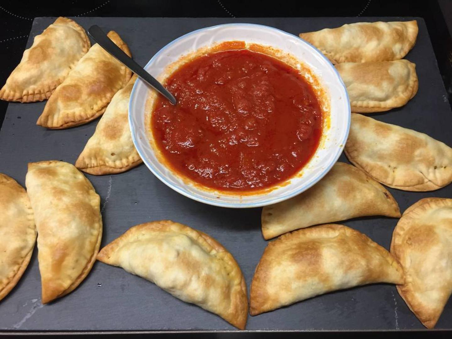 Imagen de las empanadillas con la salsa de tomate