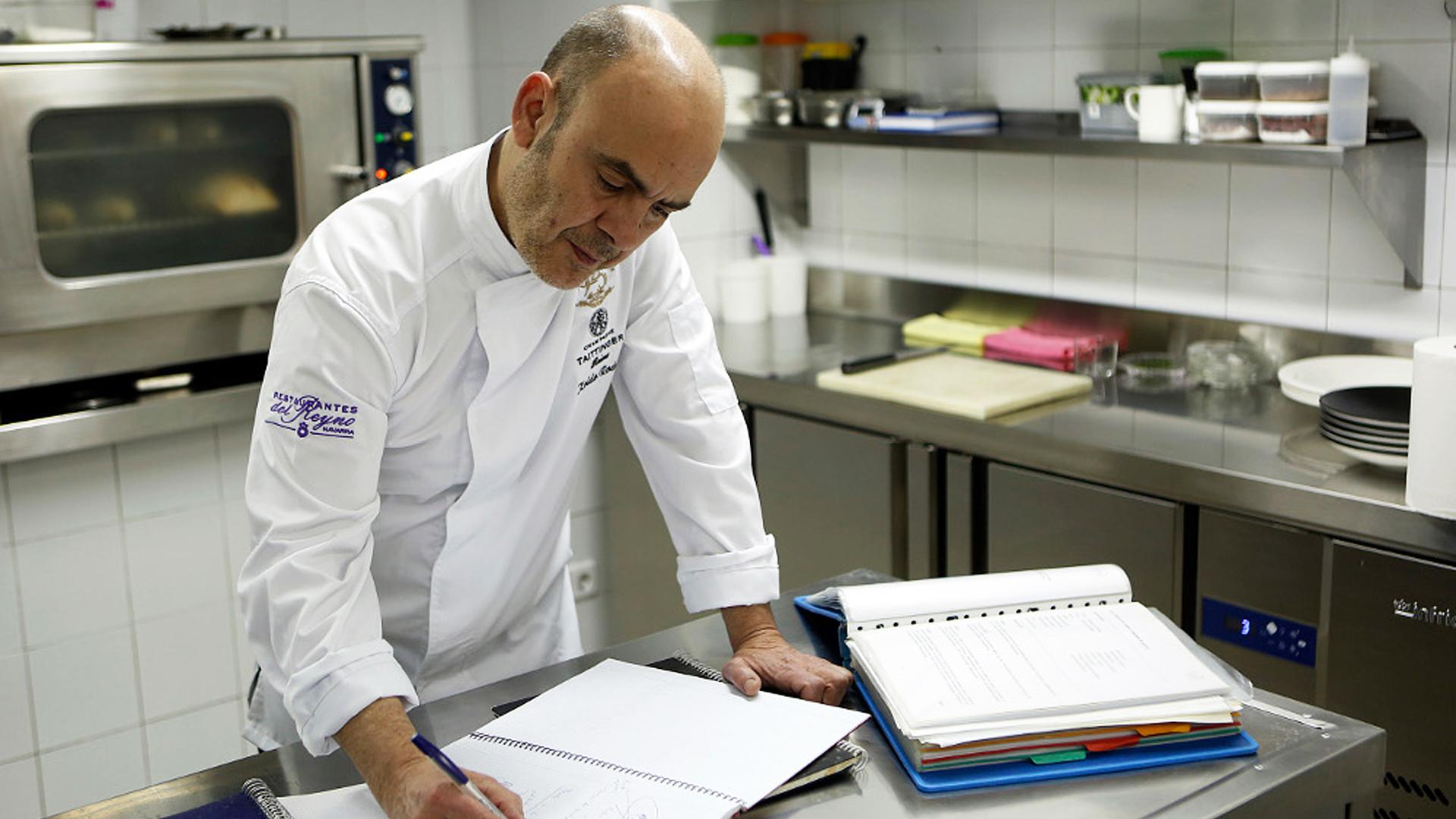 Koldo Rodero, en la cocina de su restaurante, junto a las libretas donde garabatea sus ideas para nuevos platos cada temporada