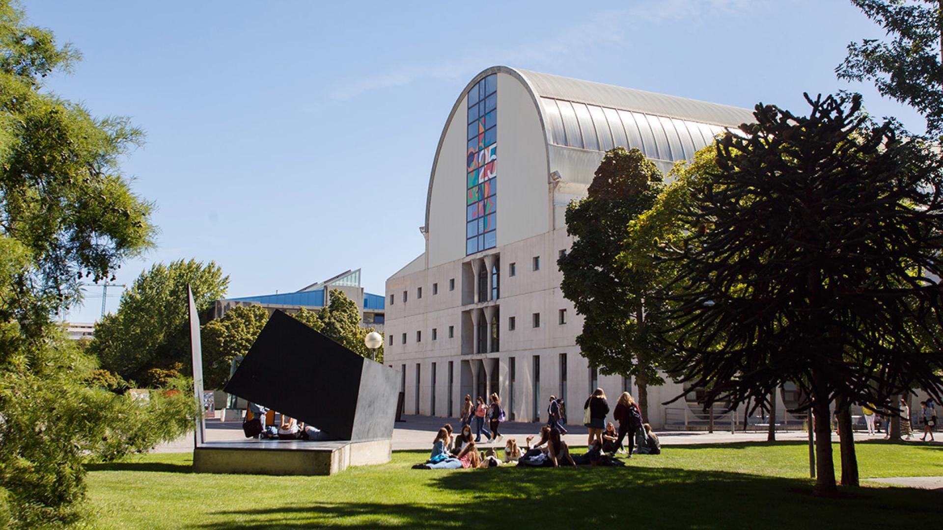 Estudiantes en el campus de la UPNA