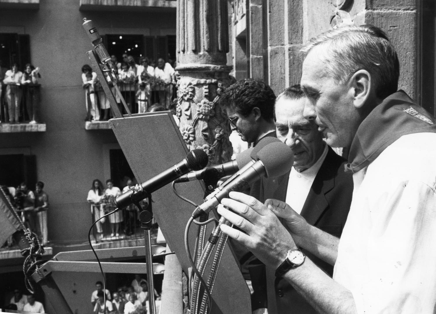 Imagen del cohete de 1991, cuando se cumplía medio siglo de chupinazos desde la Casa Consistorial. Lo lanzaron el entonces alcalde, Alfredo Jaime (derecha) y José María Pérez Salazar, copartícipe con Joaquín Ilundáin (ya fallecido entonces) en la iniciativa de trasladar el cohete desde la plaza del Castillo.