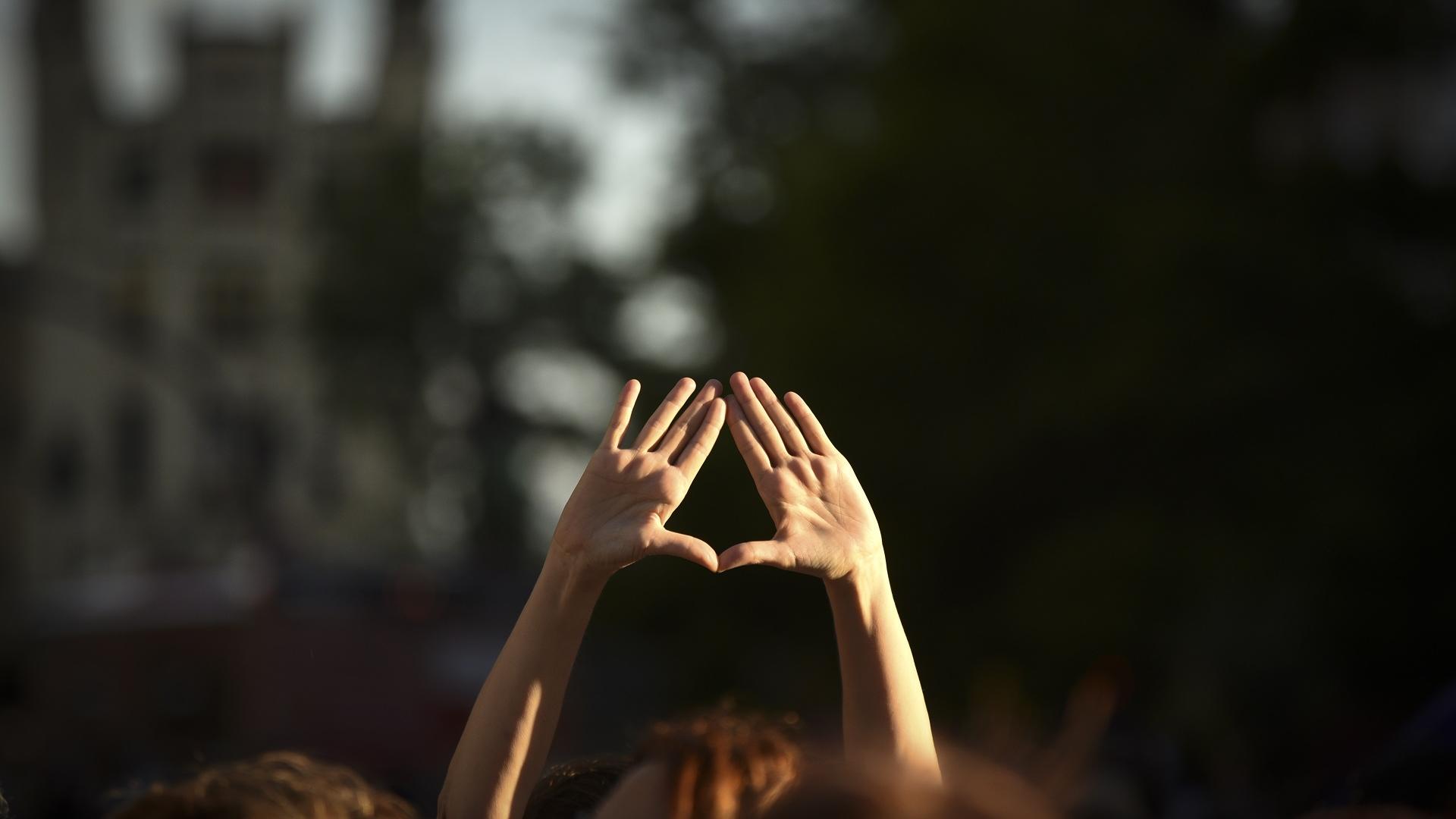 Una mujer participa en una concentración contra los crímenes machistas el 22 de junio de 2021, en Valencia