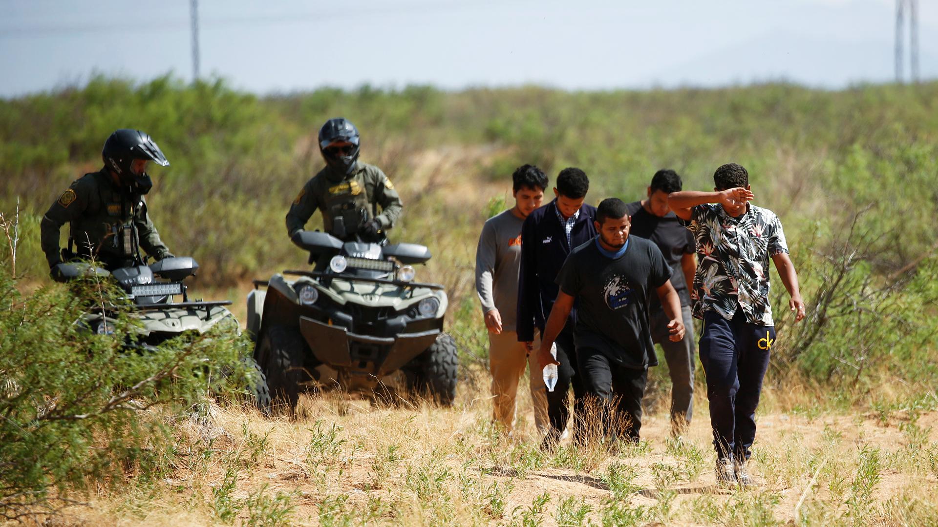 Agentes de frontera escoltan a personas que intentaron entrar ilegalmente en EE UU por Nuevo México
