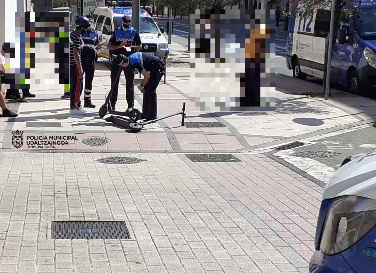 Heridos dos jóvenes al colisionar con sus patinetes eléctricos