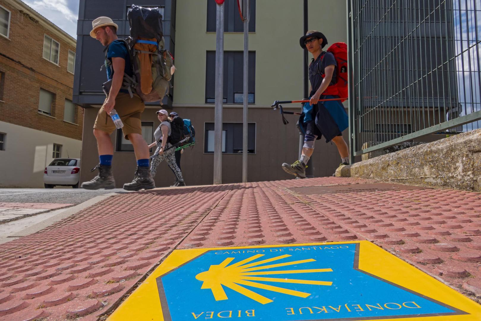 Peregrinos del Camino de Santiago atraviesan Villatuerta a comienzos de agosto