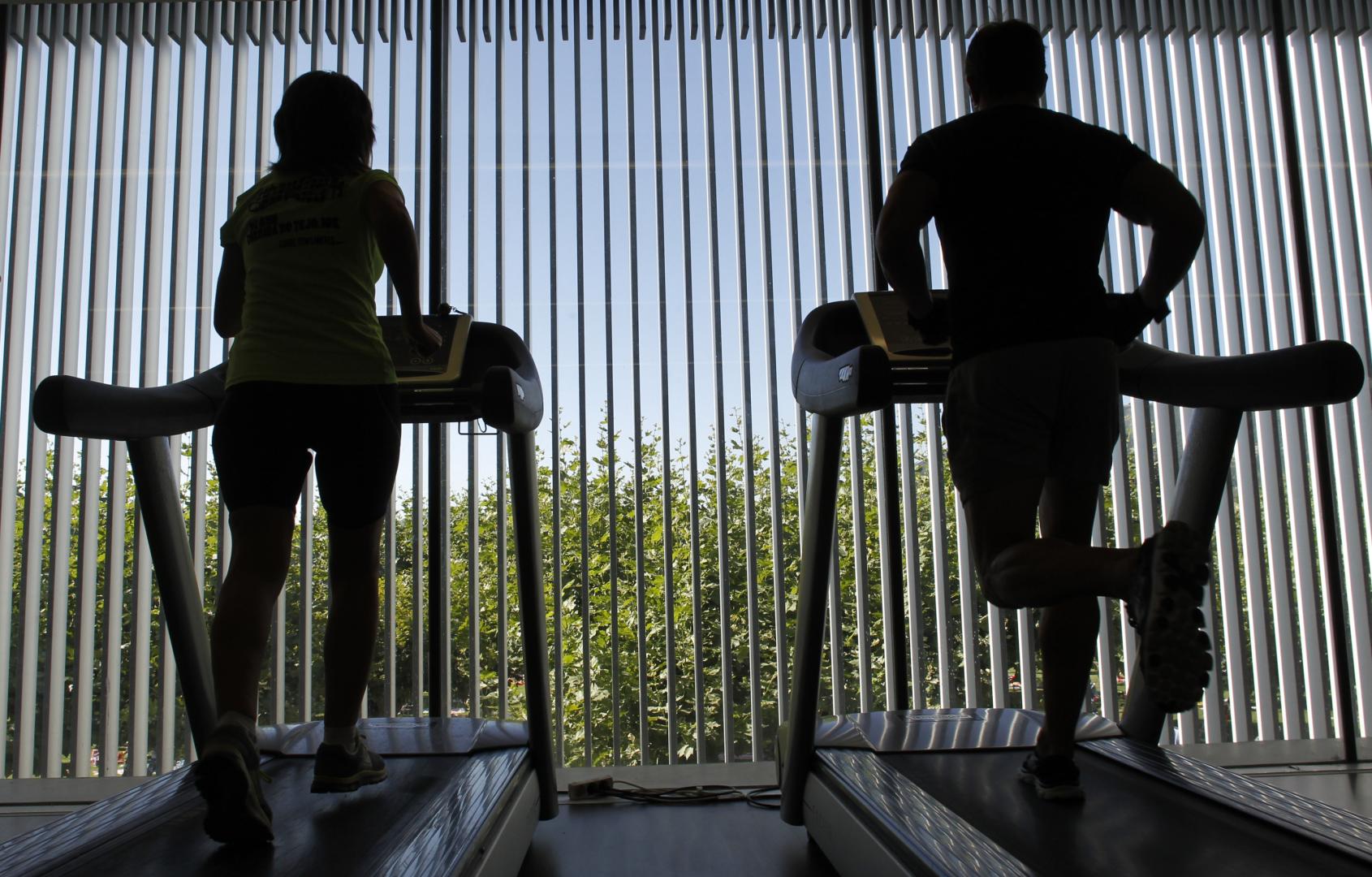 Dos personas en una cinta de correr.