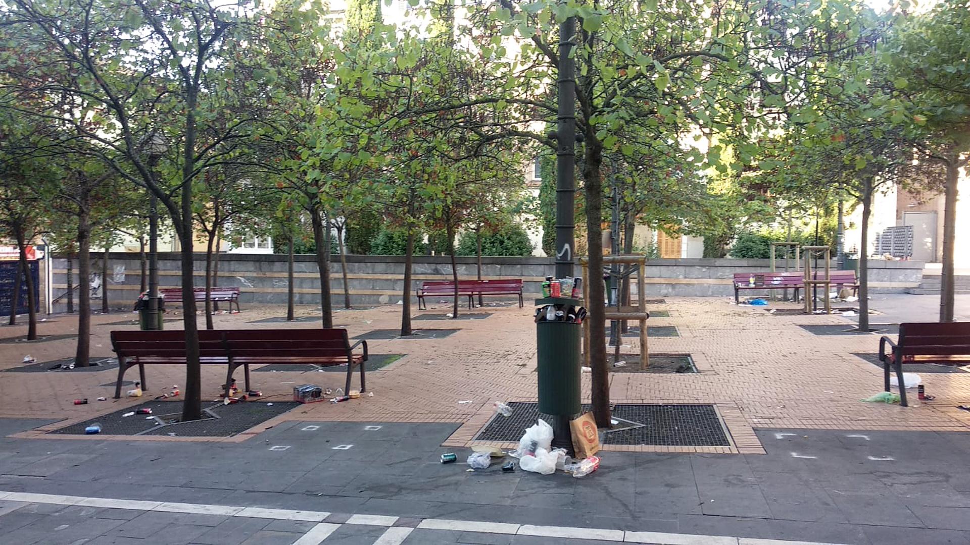 Suciedad y restos tras San Fermín Chiquito en la plaza Compañía de Pamplona