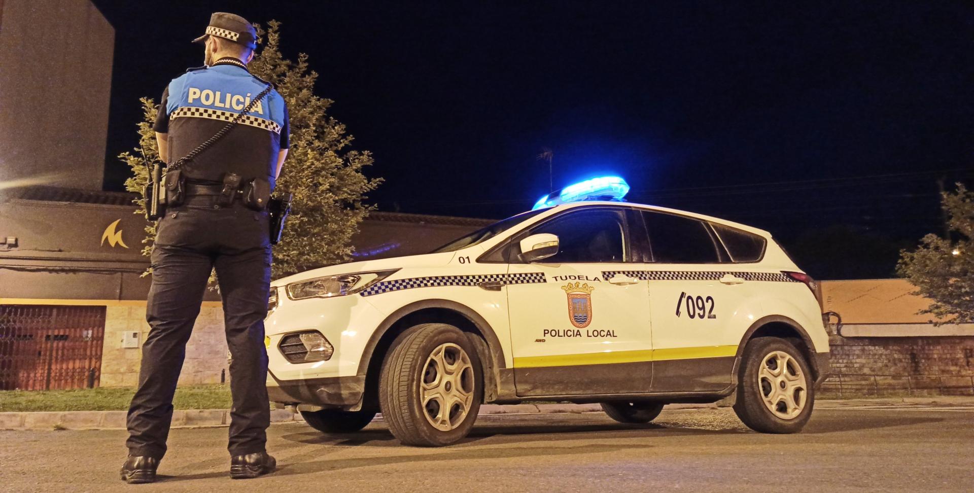 Un agente de la Policía Local de Tudela, durante un turno nocturno