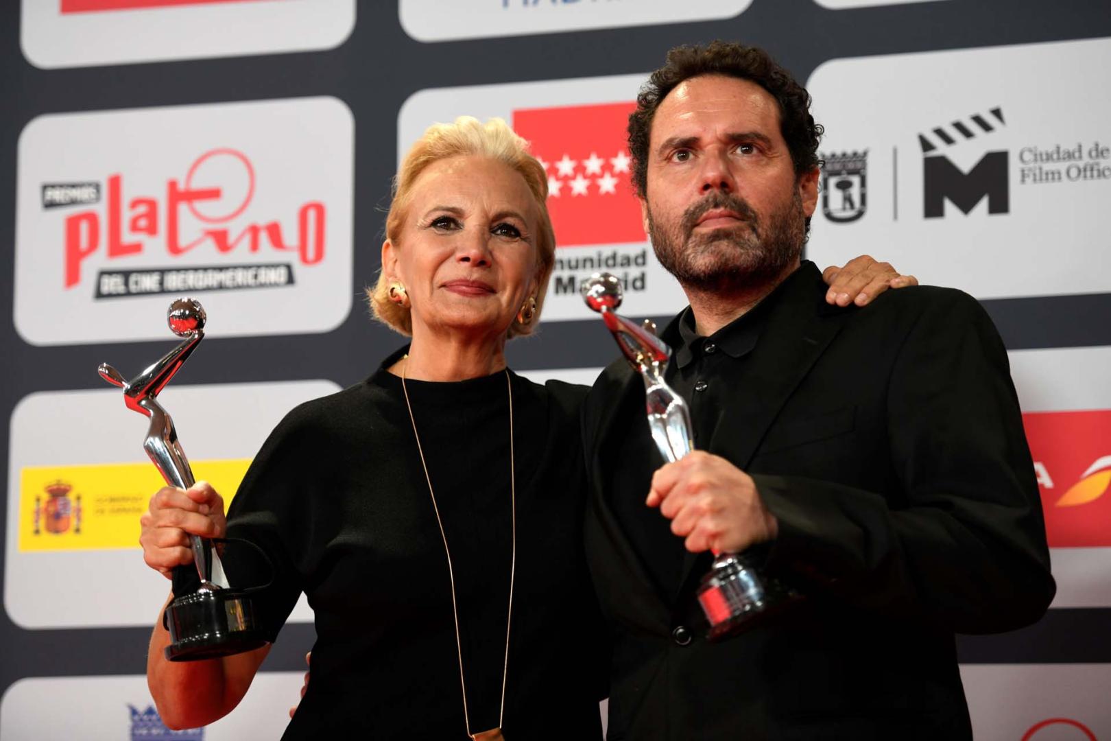 Elena Irurita y Aitor Gabilondo ('Patria'), con sus respectivos premios