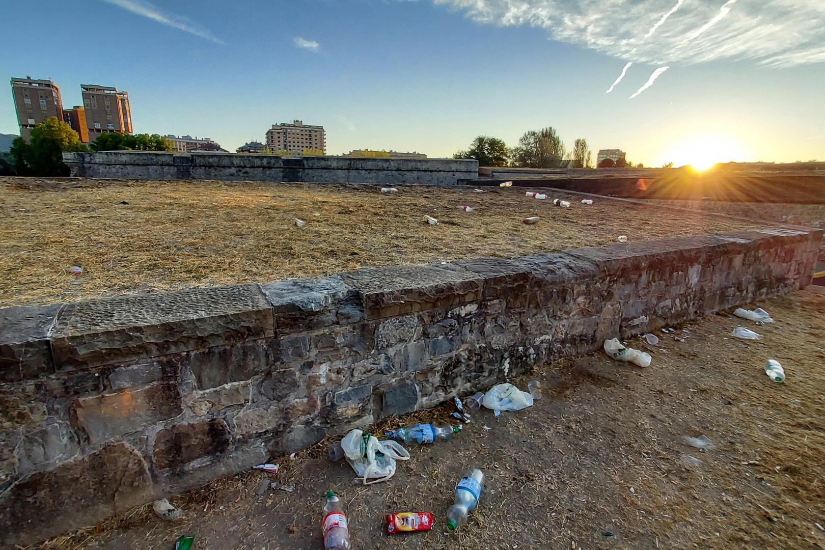 Restos de botellones en la Vuelta del Castillo de Pamplona