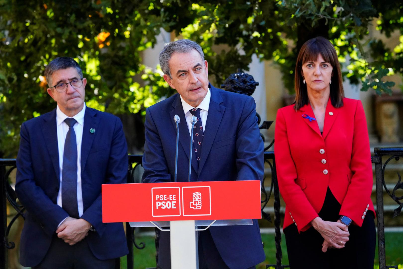 Acto de los socialistas en Guernica, con José Luis Rodríguez Zapatero, entre el exlehendakari Patxi López y la vicelehendakari Maite Mendia