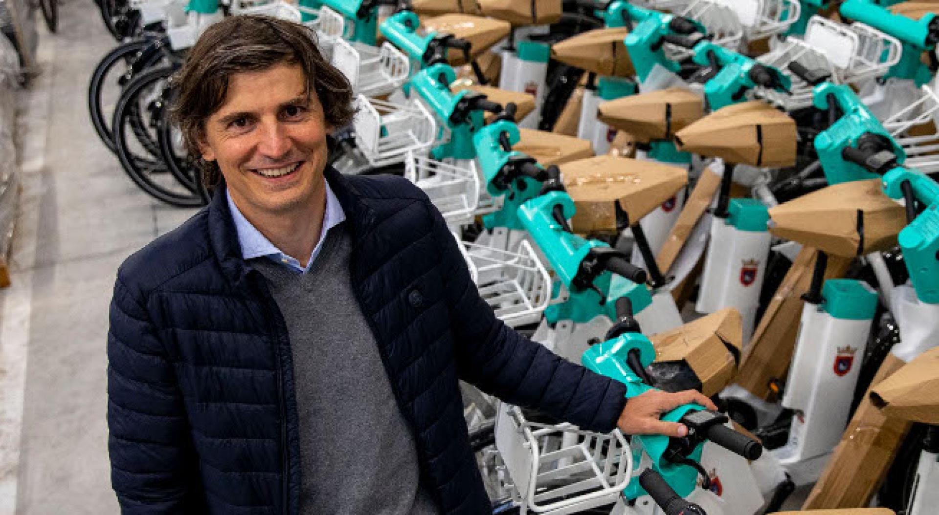 Miguel Vital Huici, de RideOn, en las naves que la empresa posee en Barañáin