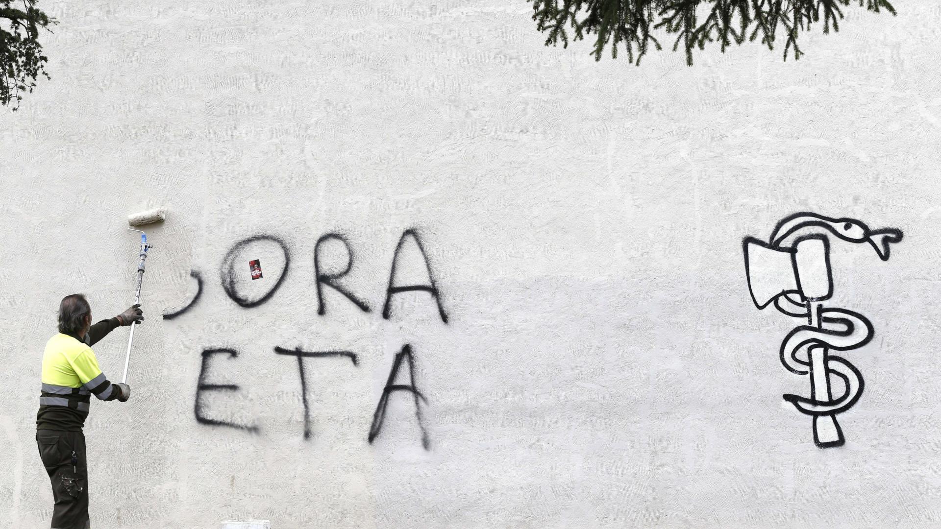 Un operario, tapando hace ocho años una pintada en favor de ETA que apareció en el Casco Viejo de Pamplona