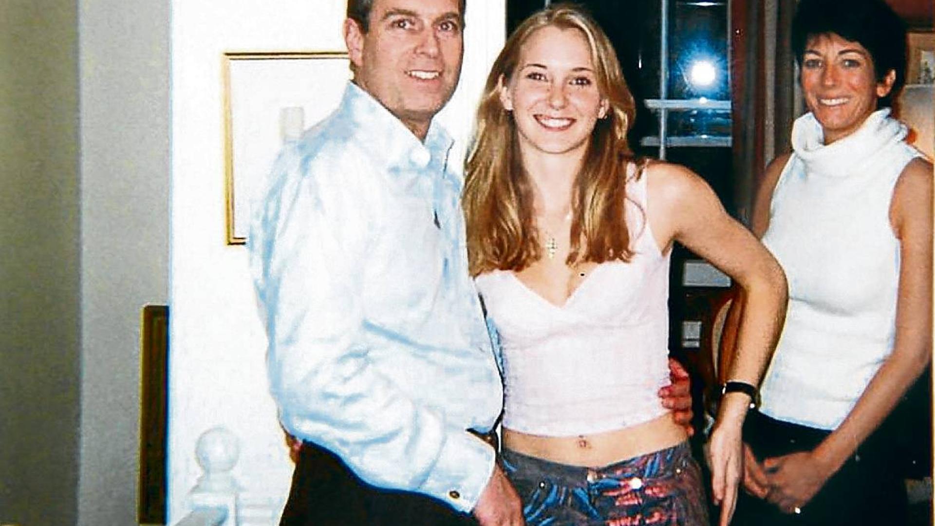 El príncipe Andrés y la demandante, junto a Ghislaine Maxwell en 2001