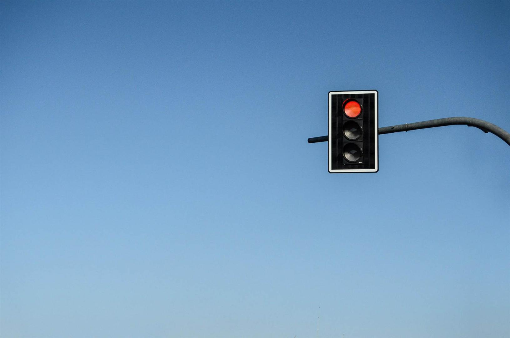 Un semáforo en rojo