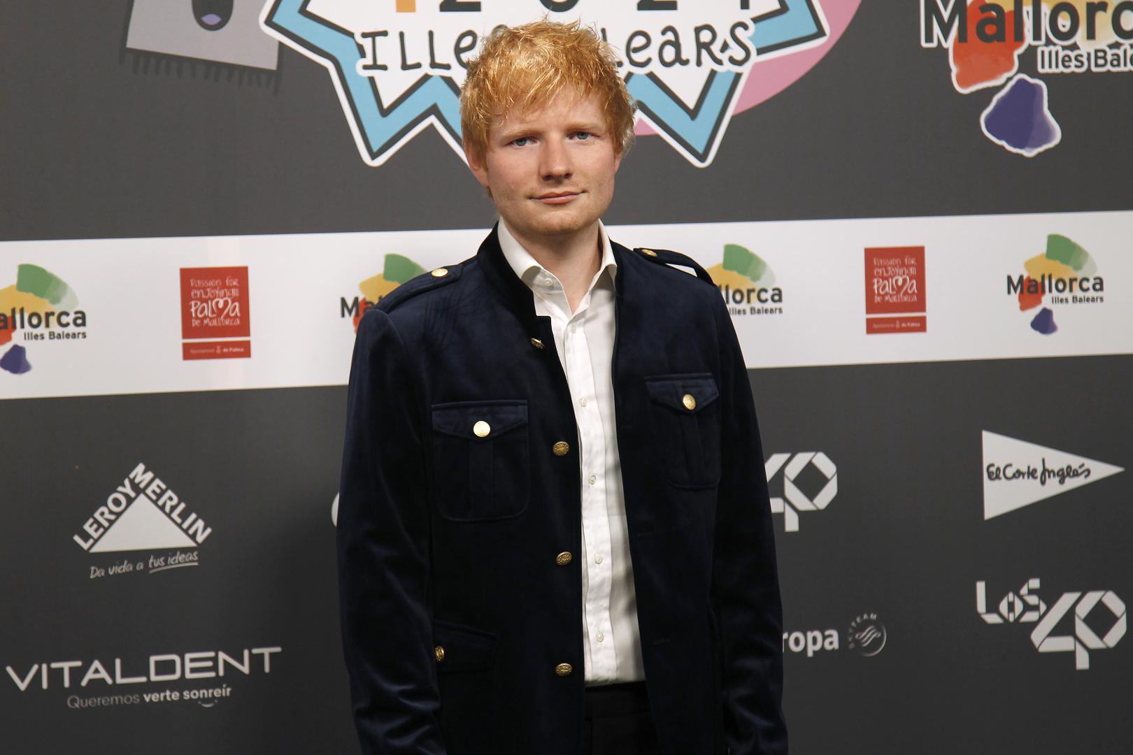 El músico Ed Sheeran posa en el photocall de los 40 Music Awards 2021