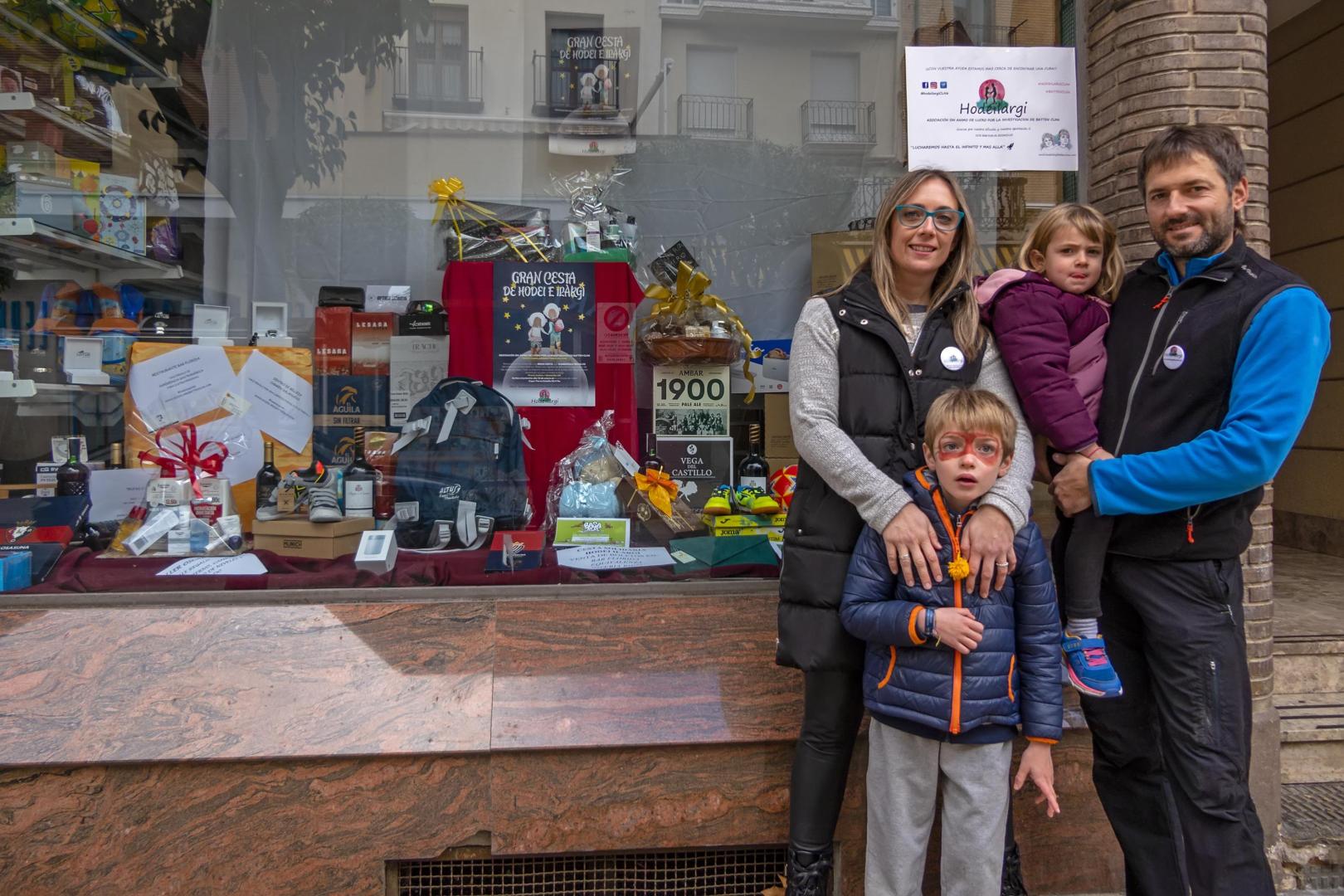 Hodei e Ilargi con sus padres, Joana y Joseba, en el escaparate donde se muestra la cesta