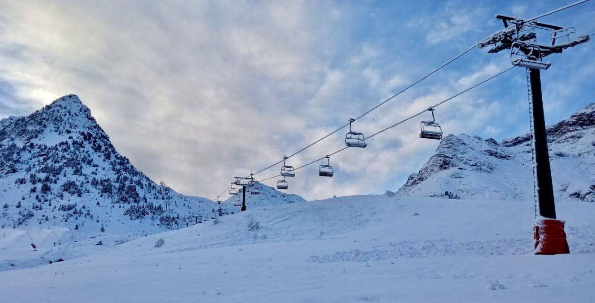 La nieve ya cubre las pistas de Formigal, en el Pirineo oscense. En la foto, una vista de la zona este miércoles