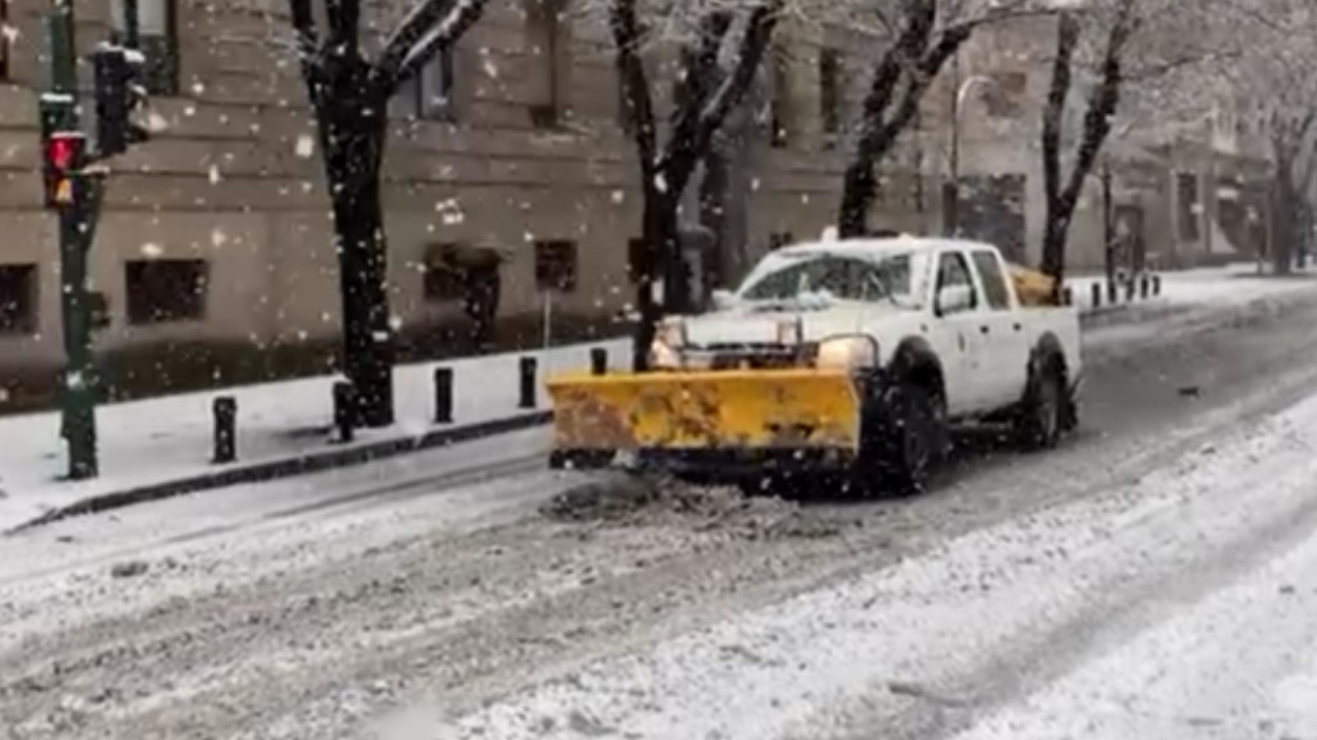 Quitanieves en la avenida Baja Navarra de Pamplona