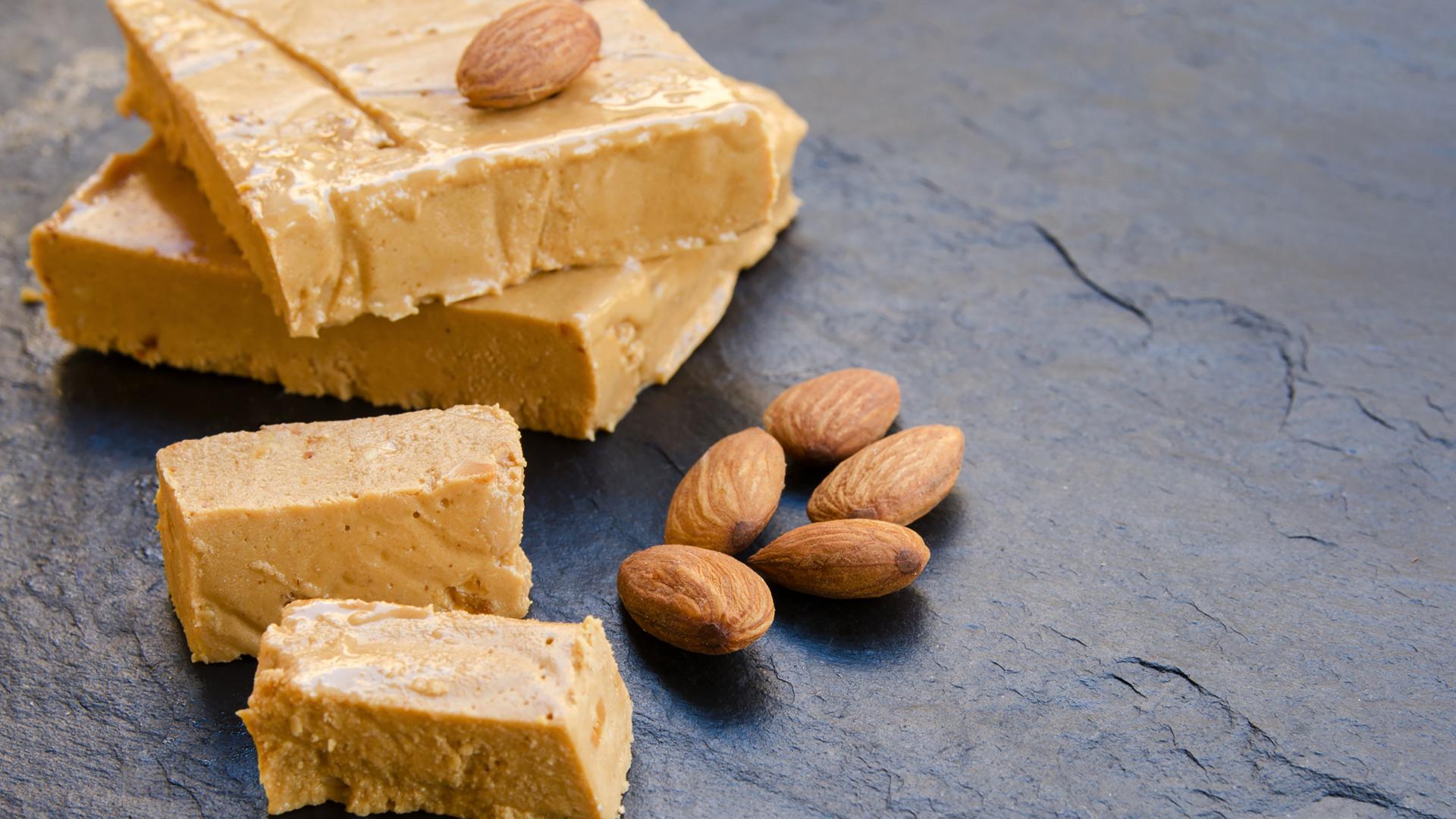 Almendras, azúcar, miel y clara de huevo son los ingredientes con los que se elabora el turrón blando.