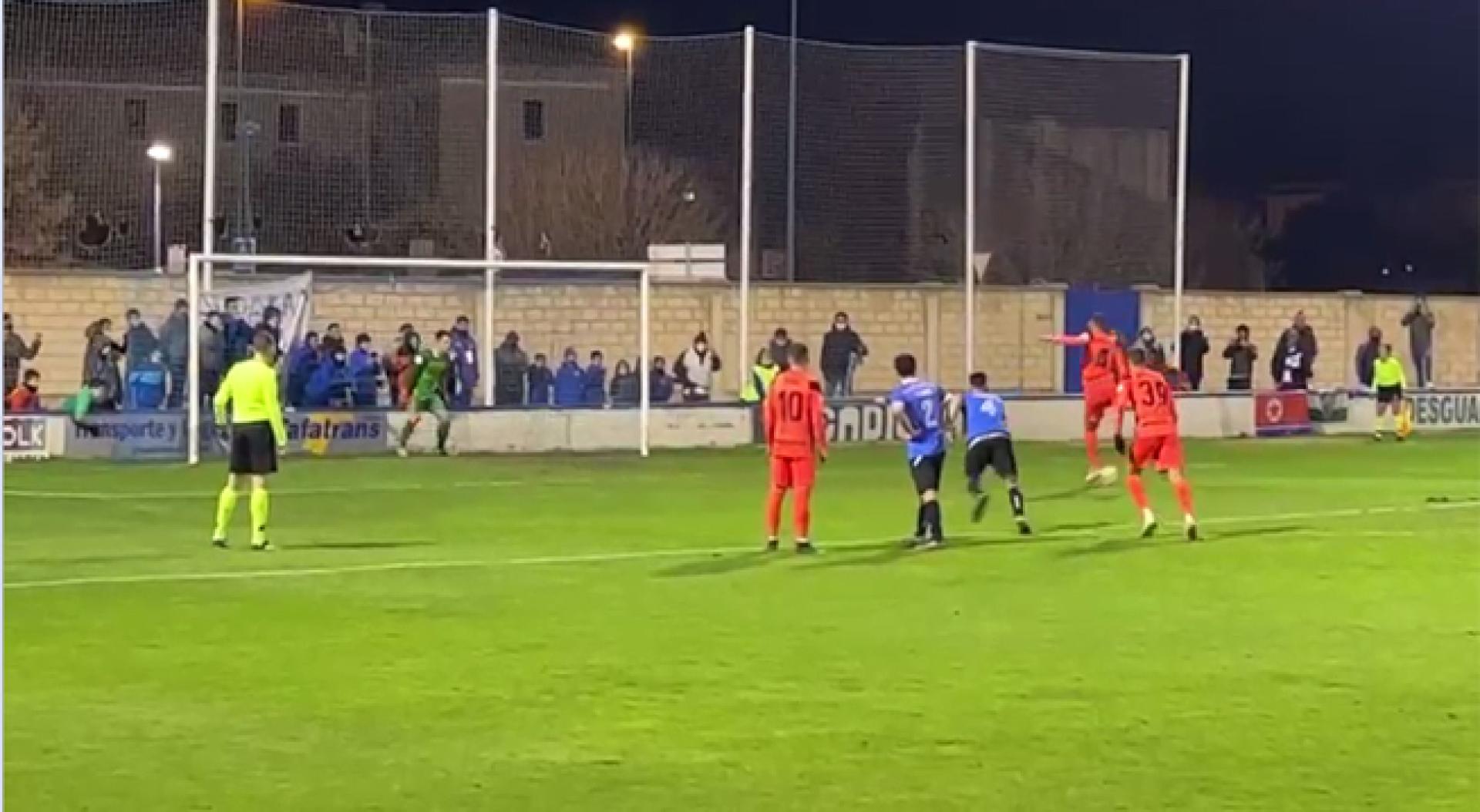 Penalti transformado por Lombán