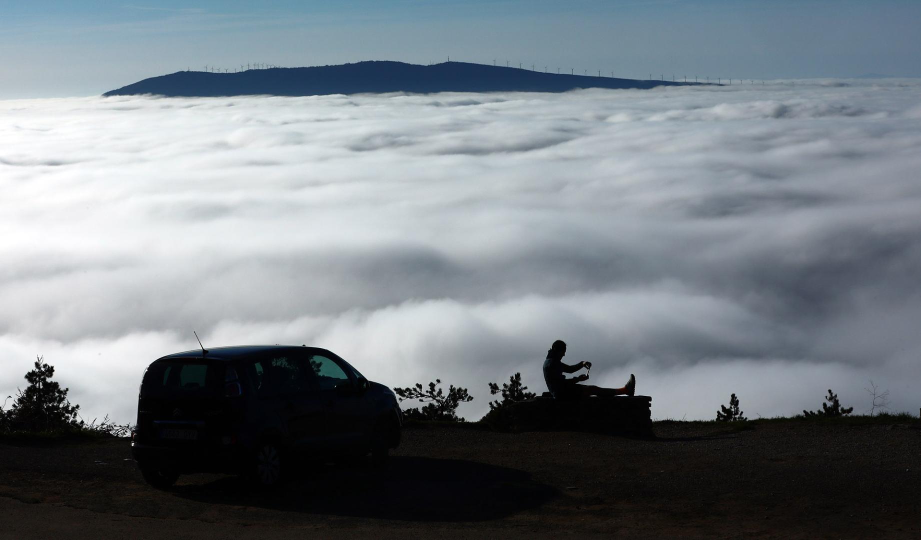 Entre San Cristóbal y El Perdón (enfrente), un mar de nubes separando ayer ambas cumbres y sepultando Pamplona y comarca