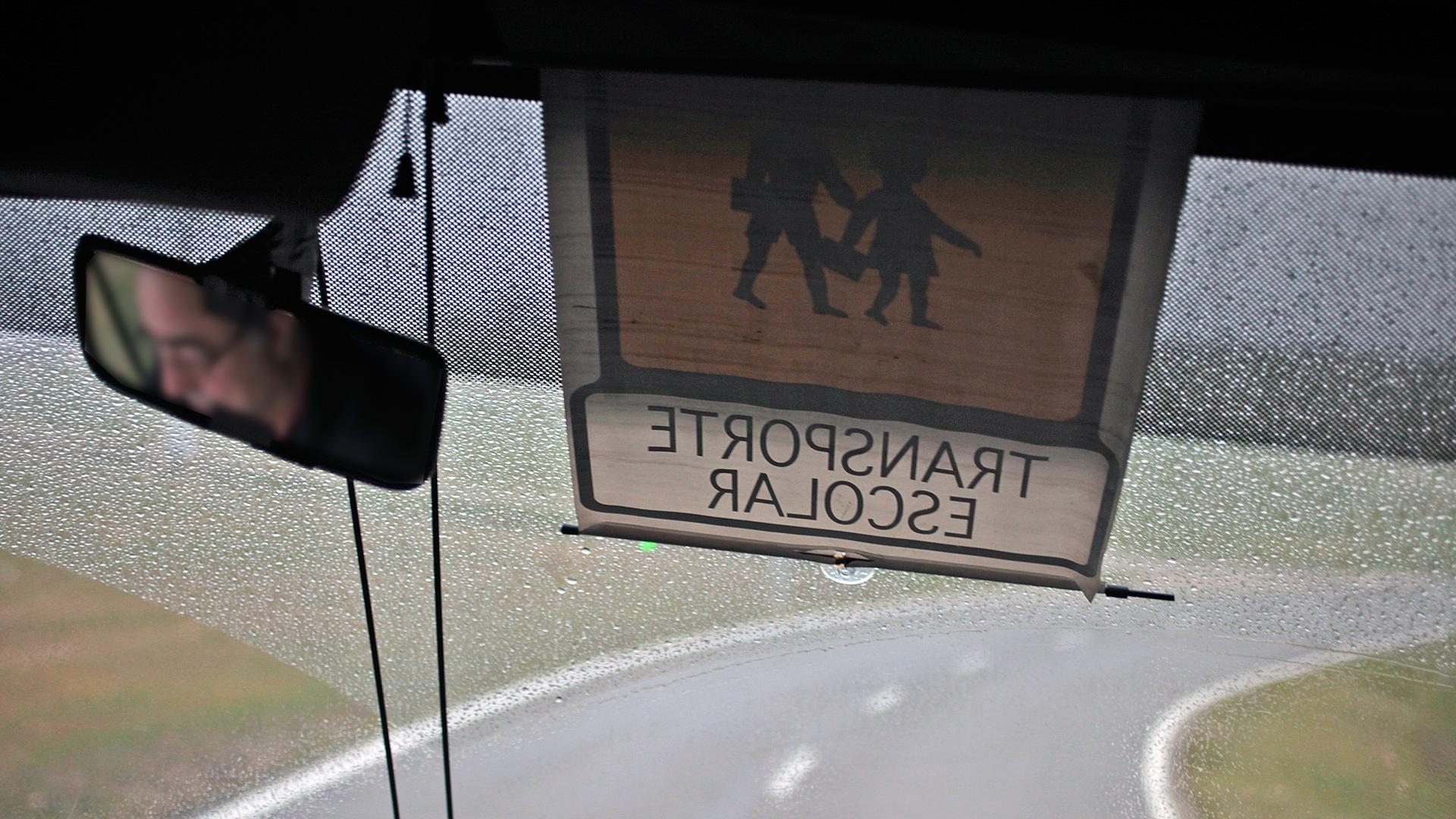 Parte delantera del interior de un autobús de transporte escolar en Navarra.