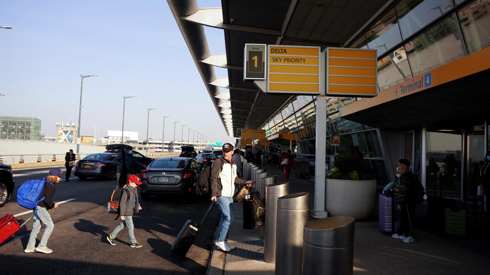 Viajeros caminan en el aeropuerto John F. Kennedy de Nueva York