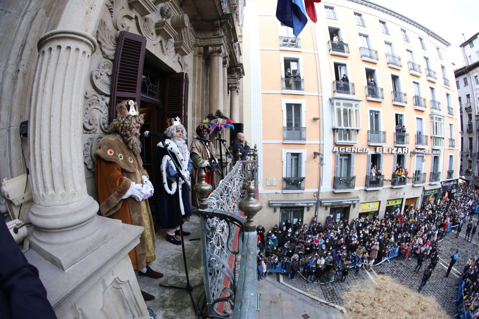 Discurso de los Reyes Magos desde el balón del Ayuntamiento