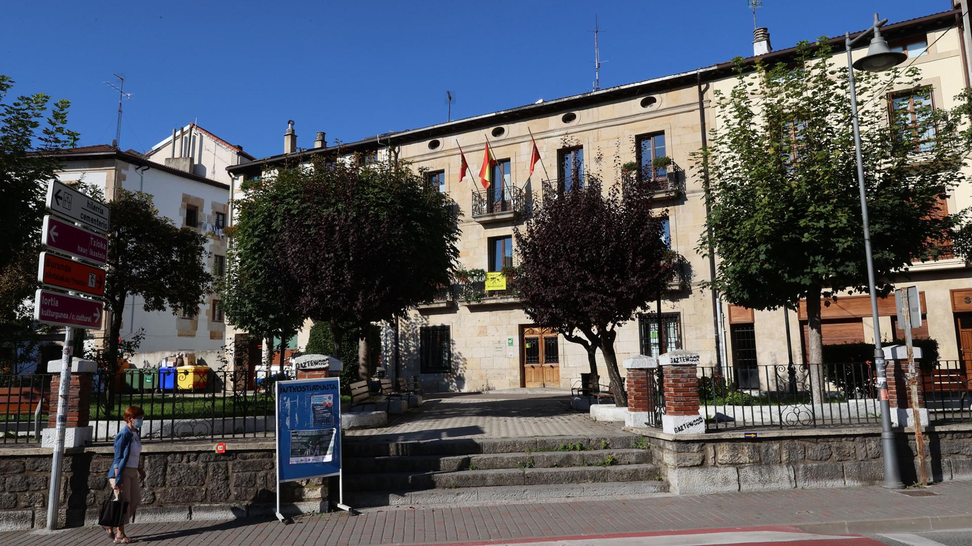 Detalle del acceso que conduce al Ayuntamiento de Alsasua