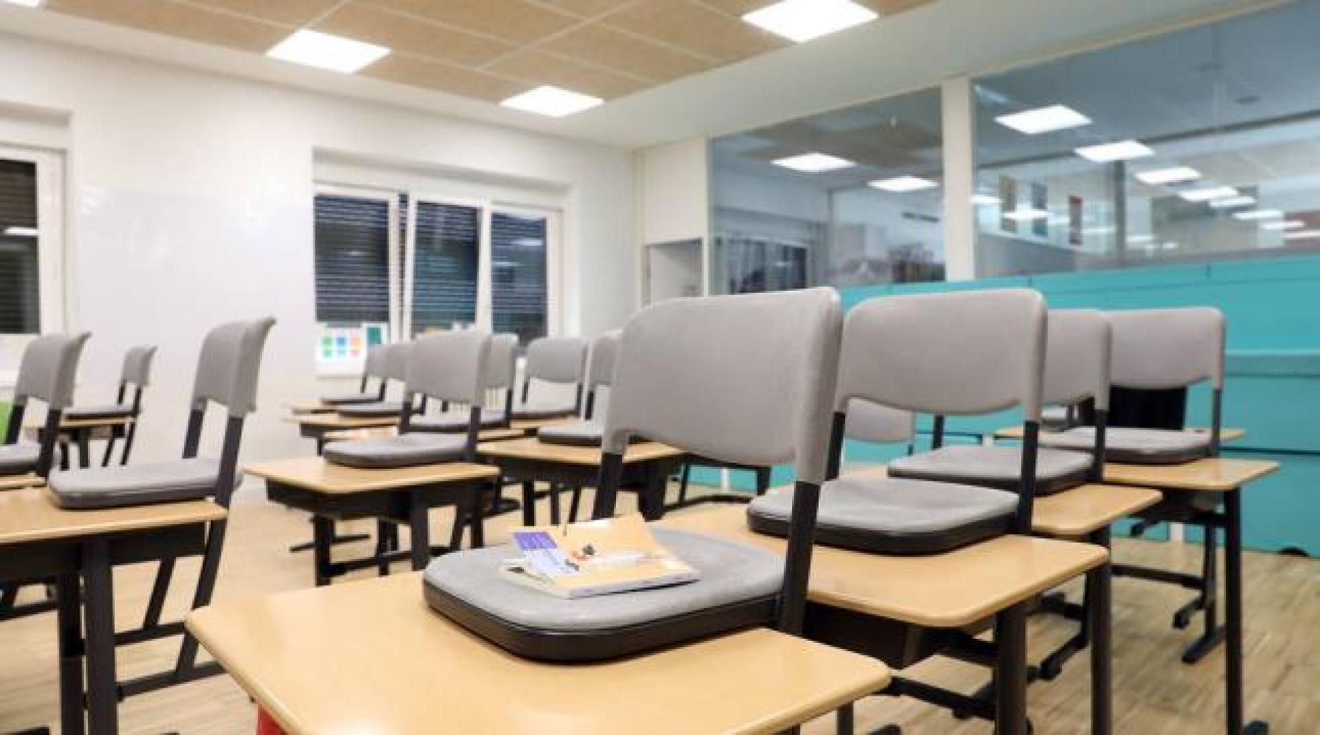 Mesas y sillas vacías en una de las aulas del Colegio San Ignacio de Pamplona durante los meses de confinamiento por el coronavirus.