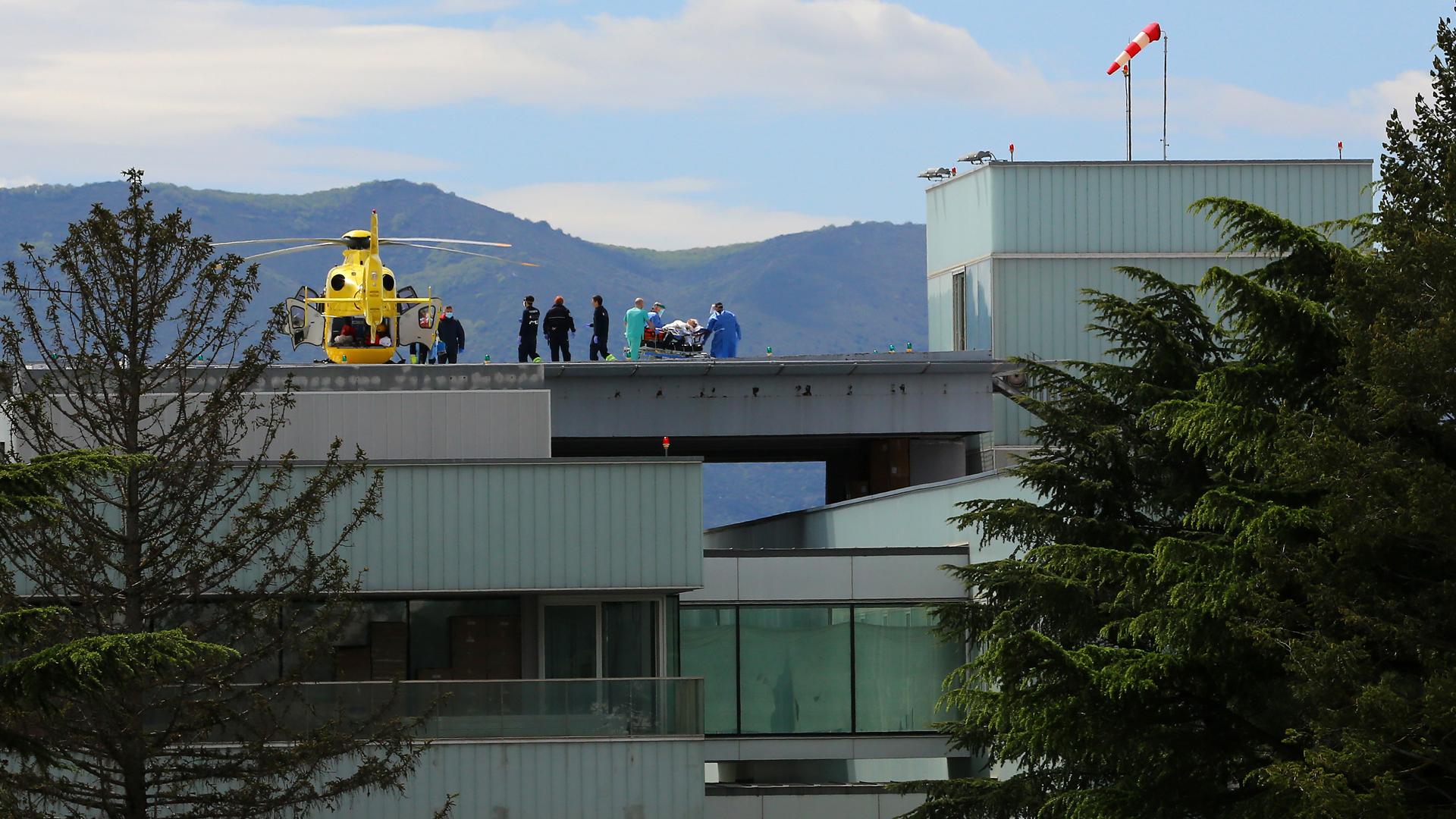 Un helicóptero traslada a un paciente al edificio de Urgencias del CHN