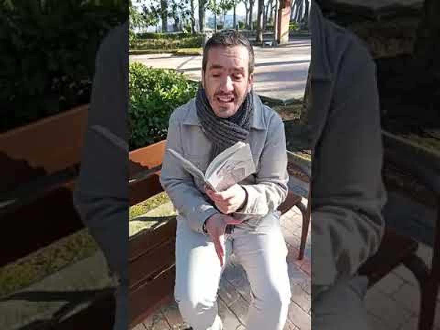 Hasier Larretxea recita uno de los poemas de 'Otro cielo'