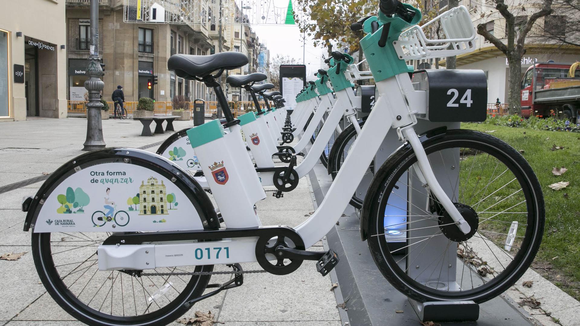 El servicio de alquiler de bicicletas eléctricas de Pamplona cuenta ya con 350 bicis y doce nuevas bases operativas en los últimos días