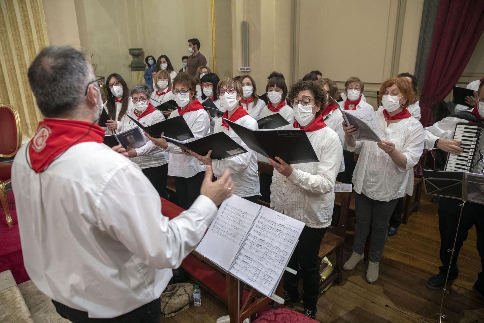 La Coral 'Canta et Yanta' puso la nota musical en la segunda misa de la Escalera de San Fermín