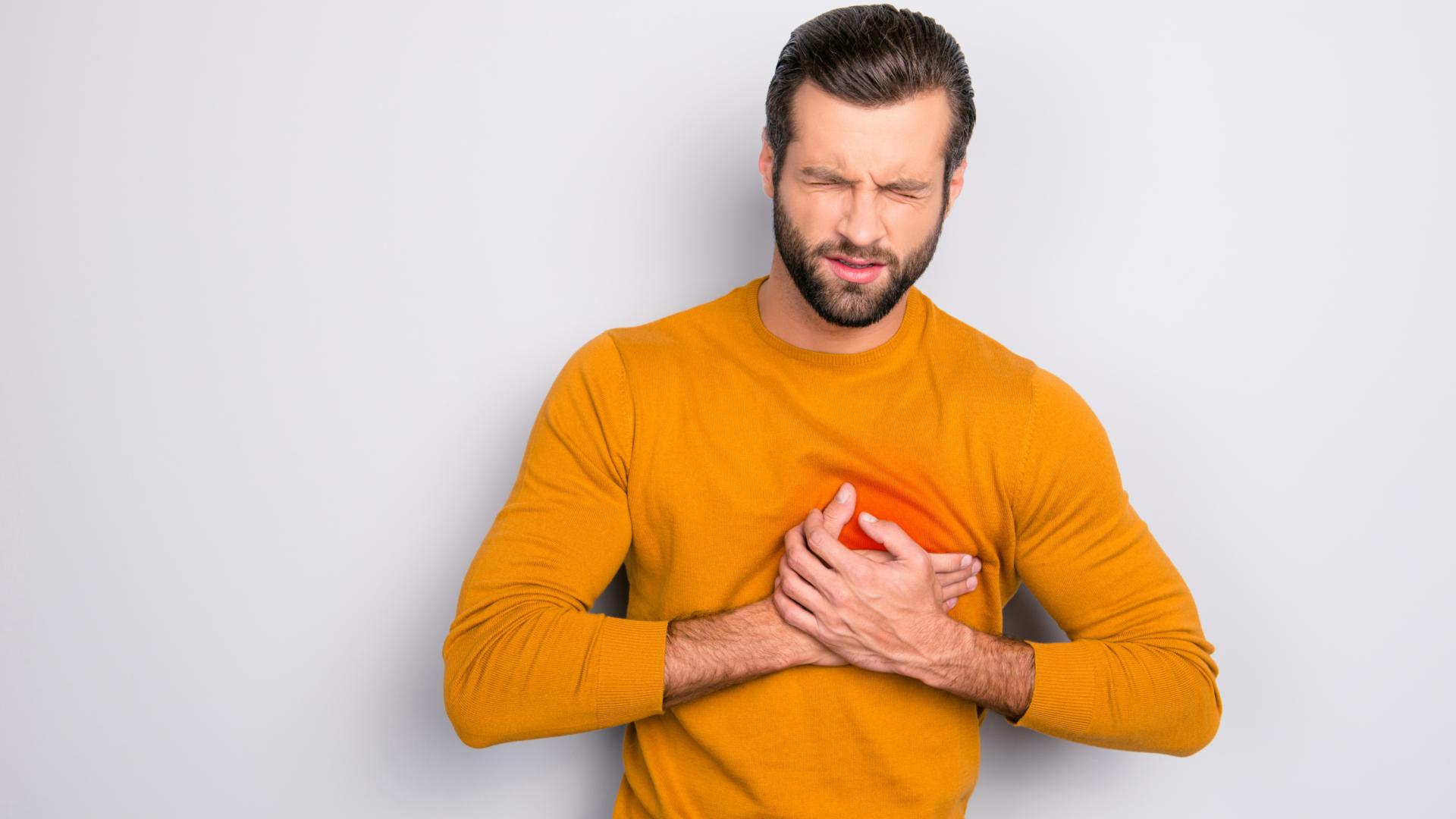 Un agudo dolor en el pecho es el síntoma común entre la costocondrosis y el infarto.