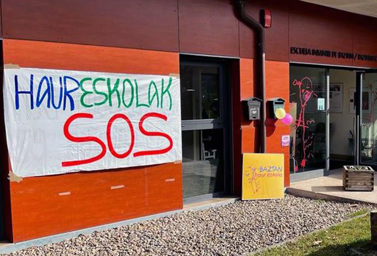 Cartel de protesta en una escuela infantil navarra