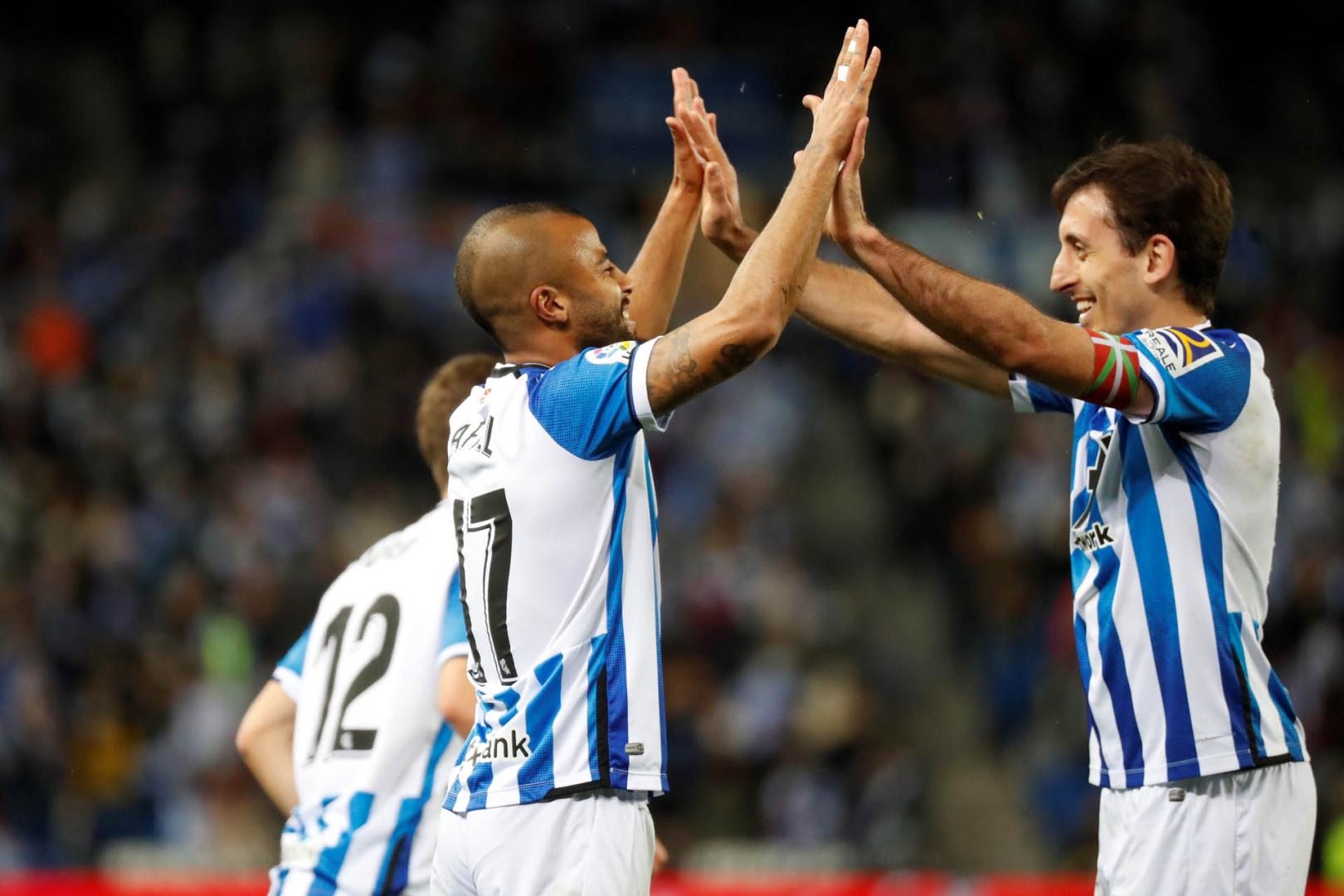 Rafinha Alcántara celebra su gol junto Oyarzabal, quien le dio la asistencia