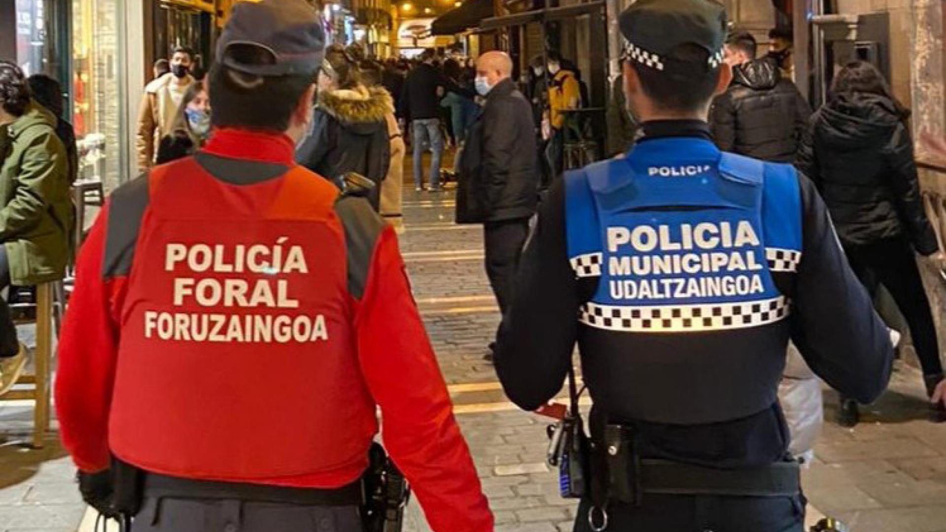 Un agente de Policía Foral y otro de Policía municipal, durante una patrulla conjunta