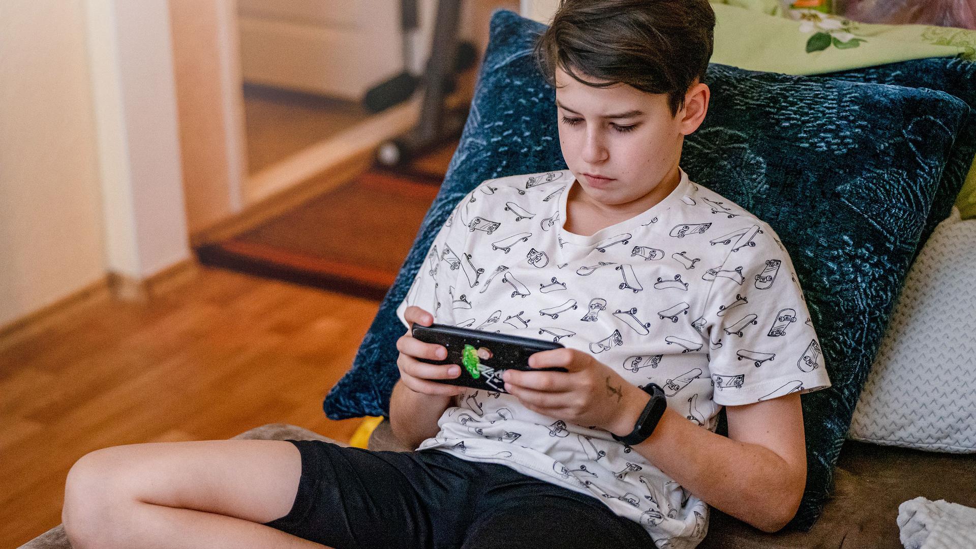 Niño con un teléfono móvil