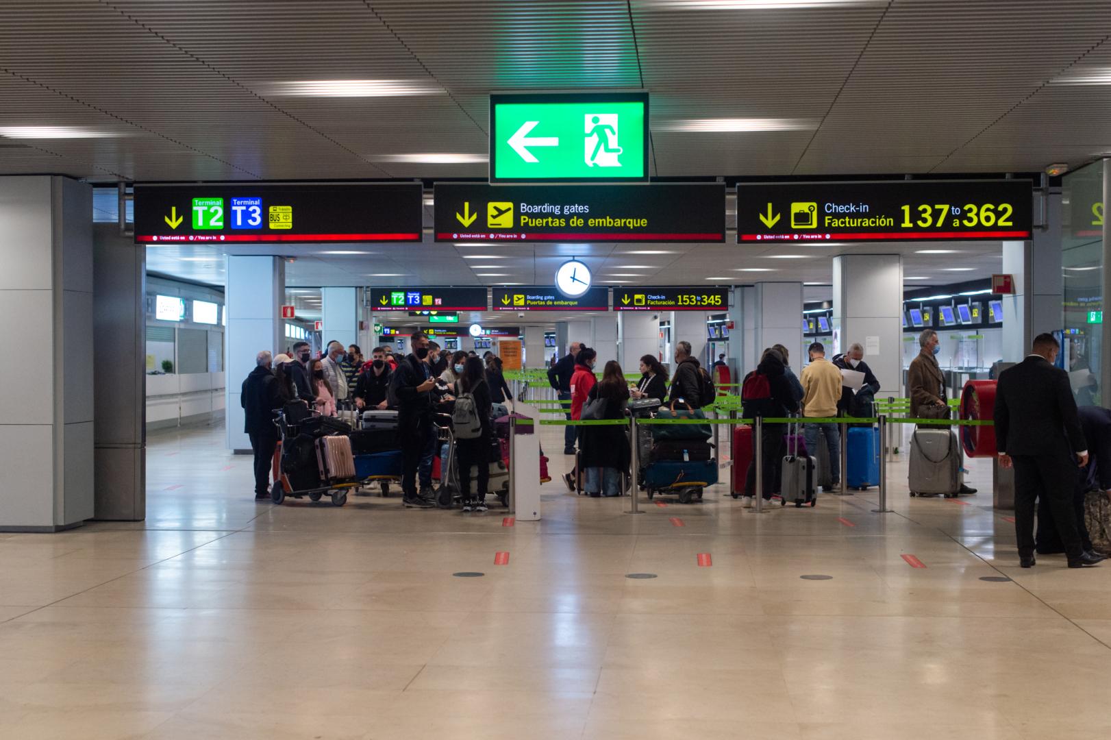 Varias personas hacen cola para facturar en la Terminal 1 del Aeropuerto Adolfo Suárez Madrid Barajas