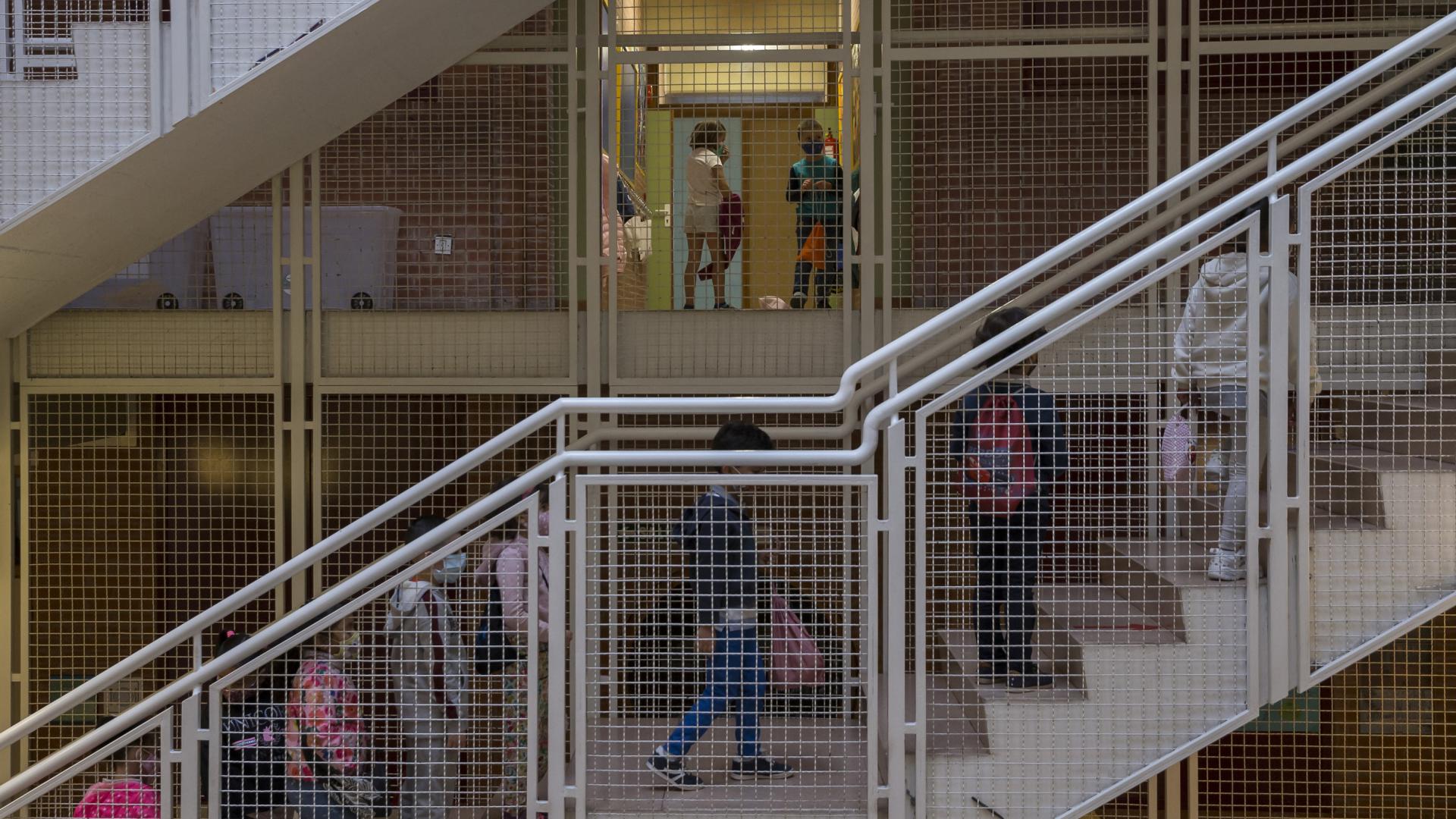 Alumnos de Infantil y Primaria, el primer día de clase en el colegio público Azpilagaña de Pamplona