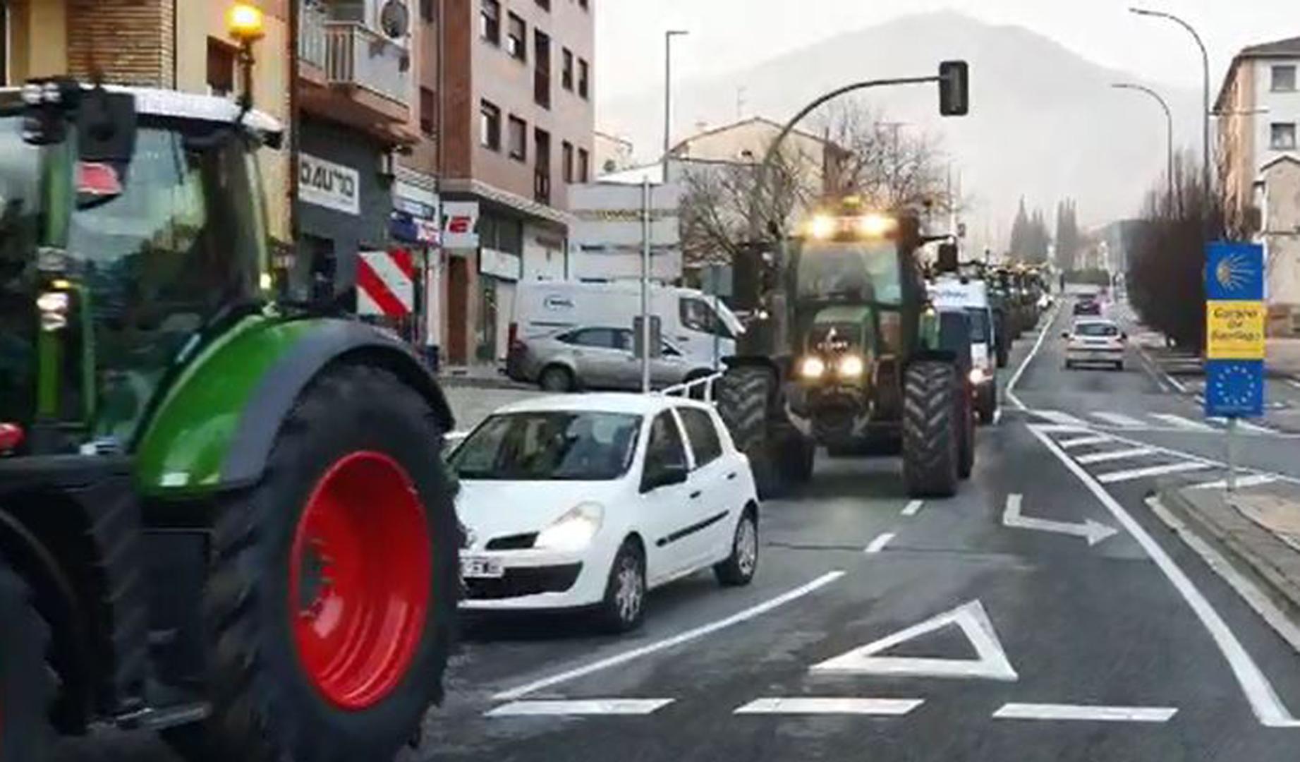 Tractores saliendo desde Estella rumbo a Pamplona