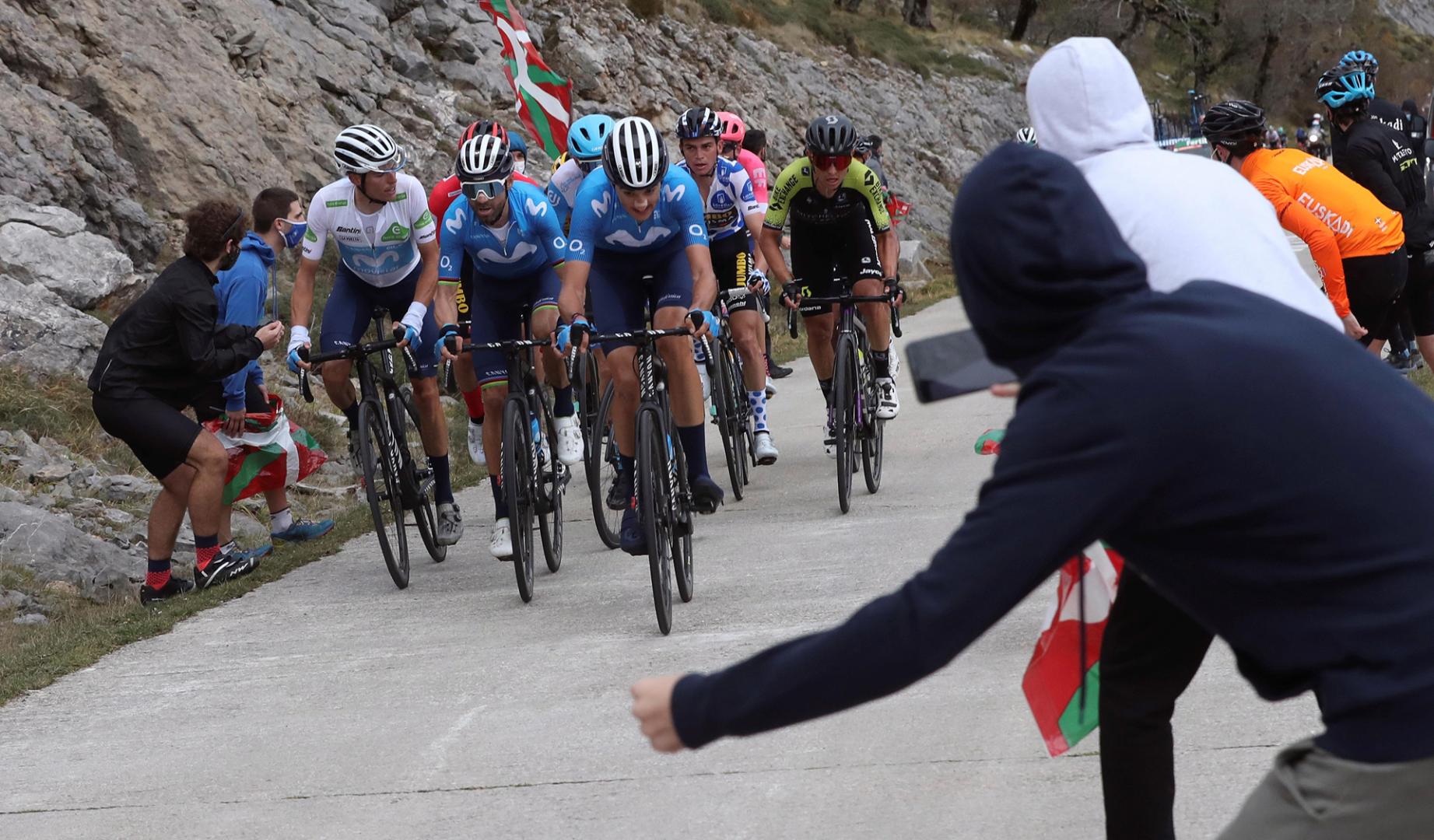 Imagen del paso de los ciclistas que encabezaban la carrera por la pista de San Miguel de Aralar, el 21 de octubre de 2020