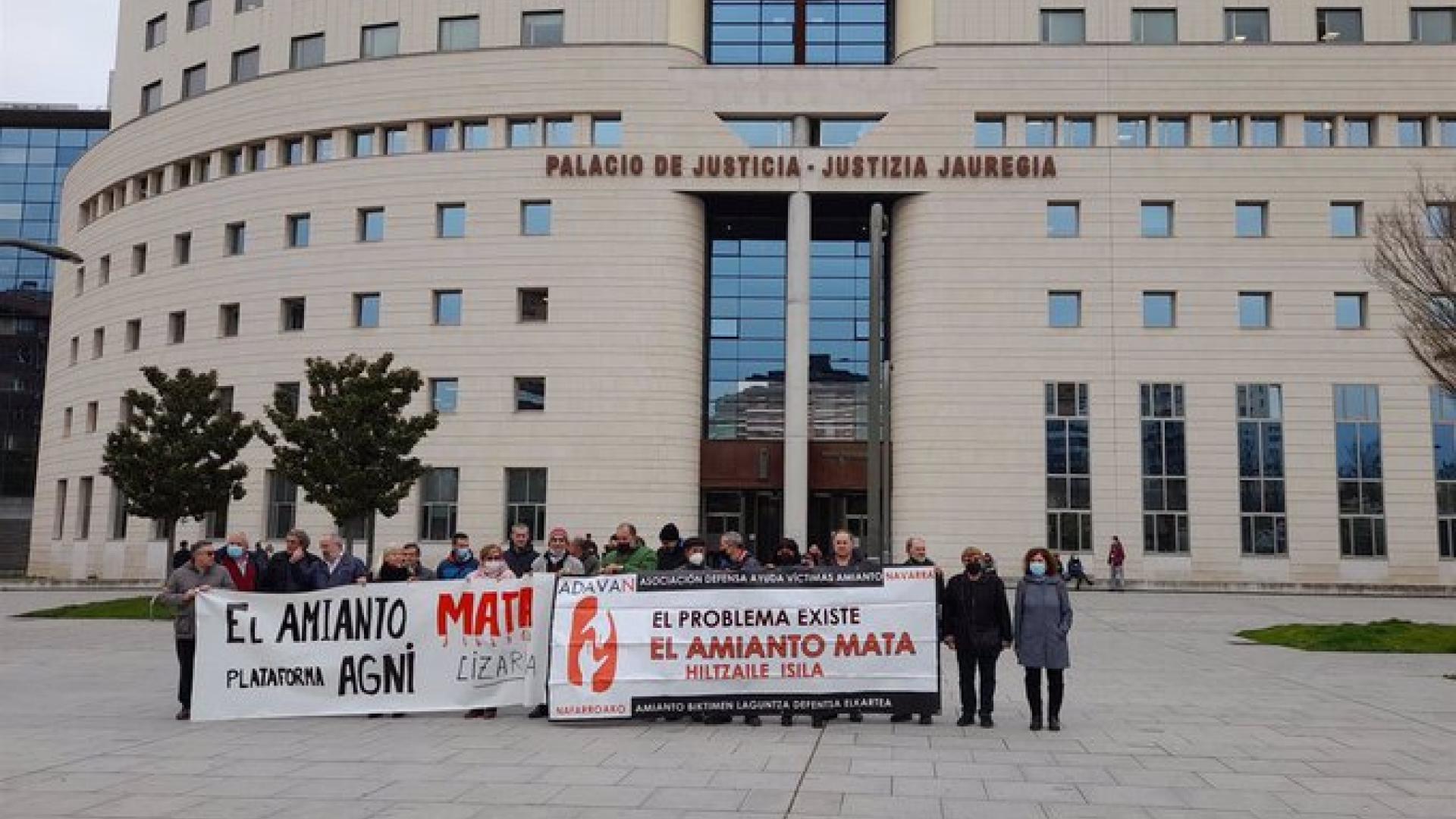 Imagen de la concentración de la Asociación de Defensa y Ayuda a las Víctimas del Amianto en Navarra (ADAVAN)