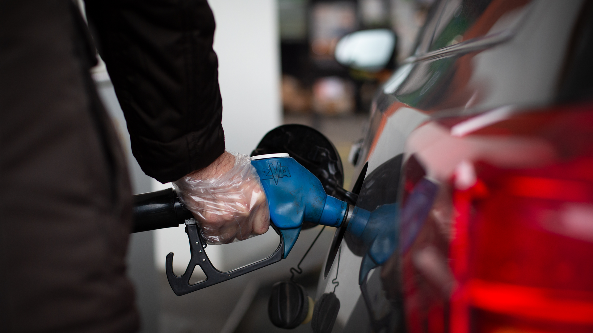 Un hombre reposta gasolina en una gasolinera