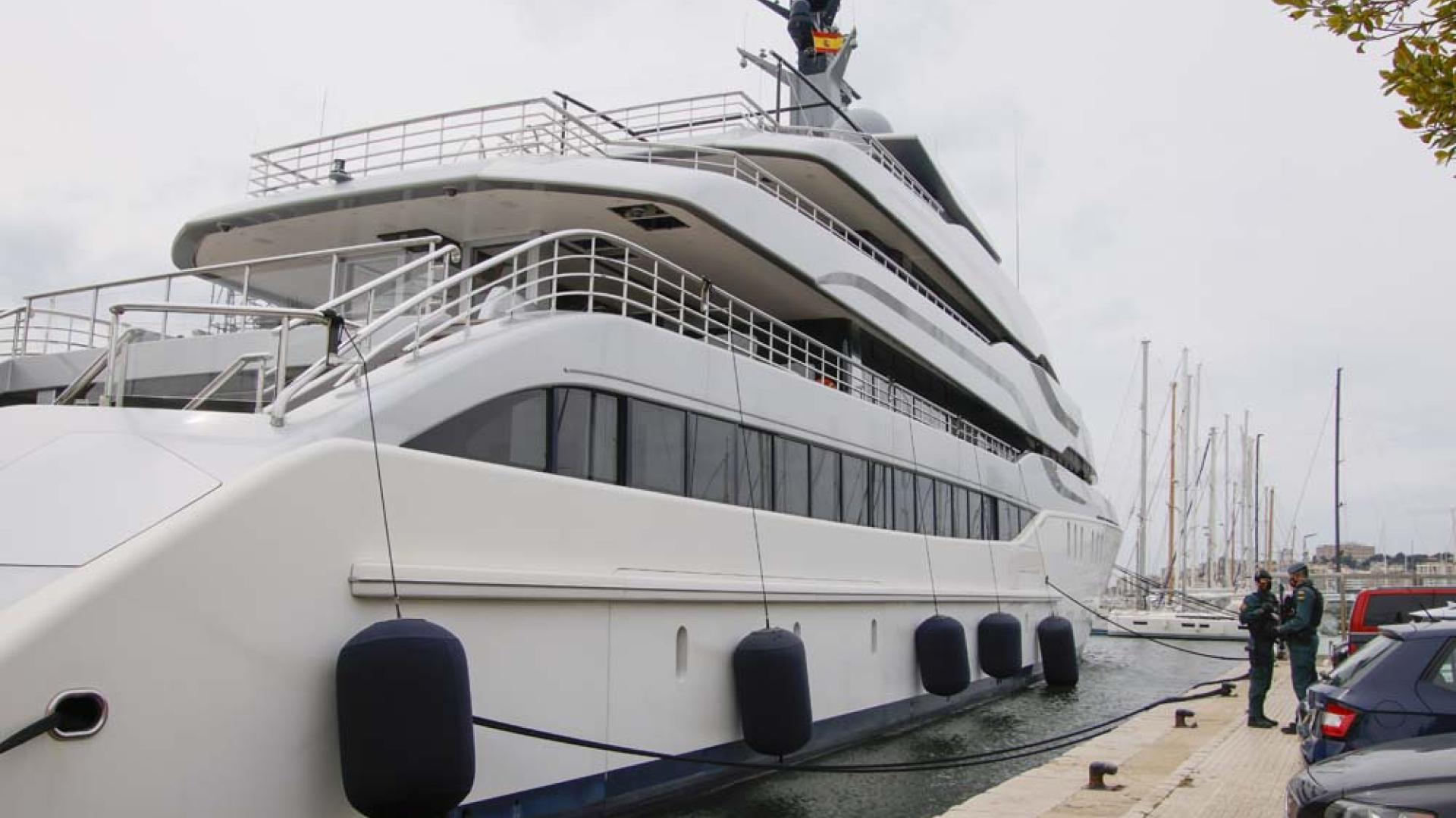 Miembros de la Guardia Civil realizan un registro este lunes en el yate 'Tango', que pertenece a un oligarca ruso anclado en el Club Náutico de Palma de Mallorca