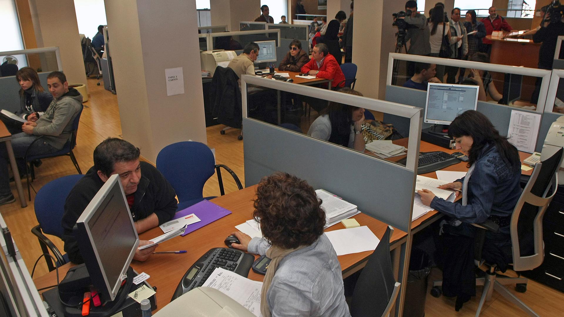Varias personas realizan la declaración de la Renta en las oficinas de Hacienda en Pamplona en el año 2010