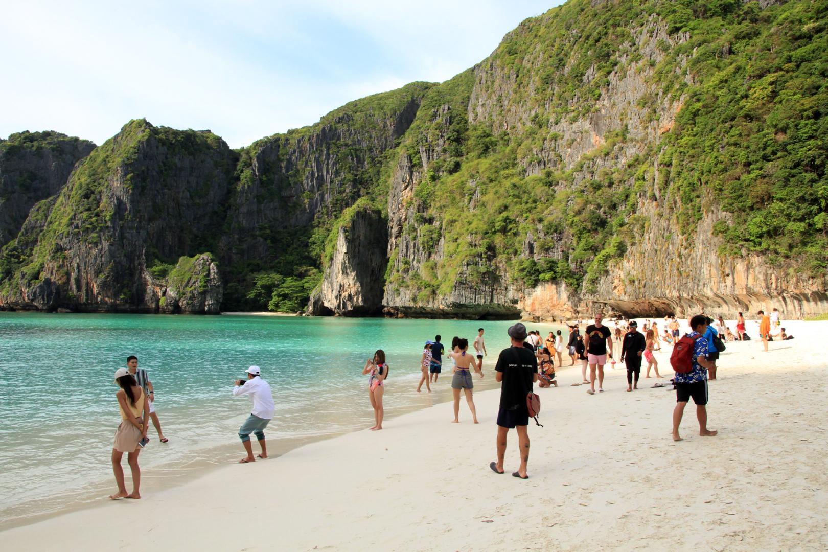 Aunque con limitación de aforo y sin poder bañarse, los turistas han vuelto con entusiasmo a la famosa playa tailandesa popularizada por la película "La playa" de Leonardo DiCaprio