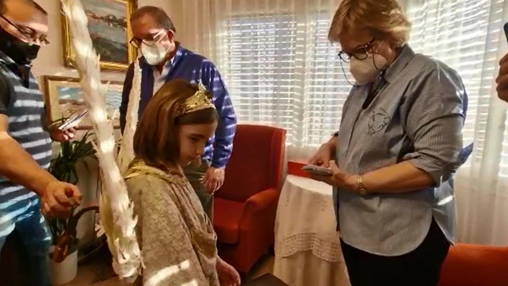 La niña Verónica Serrano Lacalle ha protagonizado esta Semana Santa 2022 la Bajada del Ángel