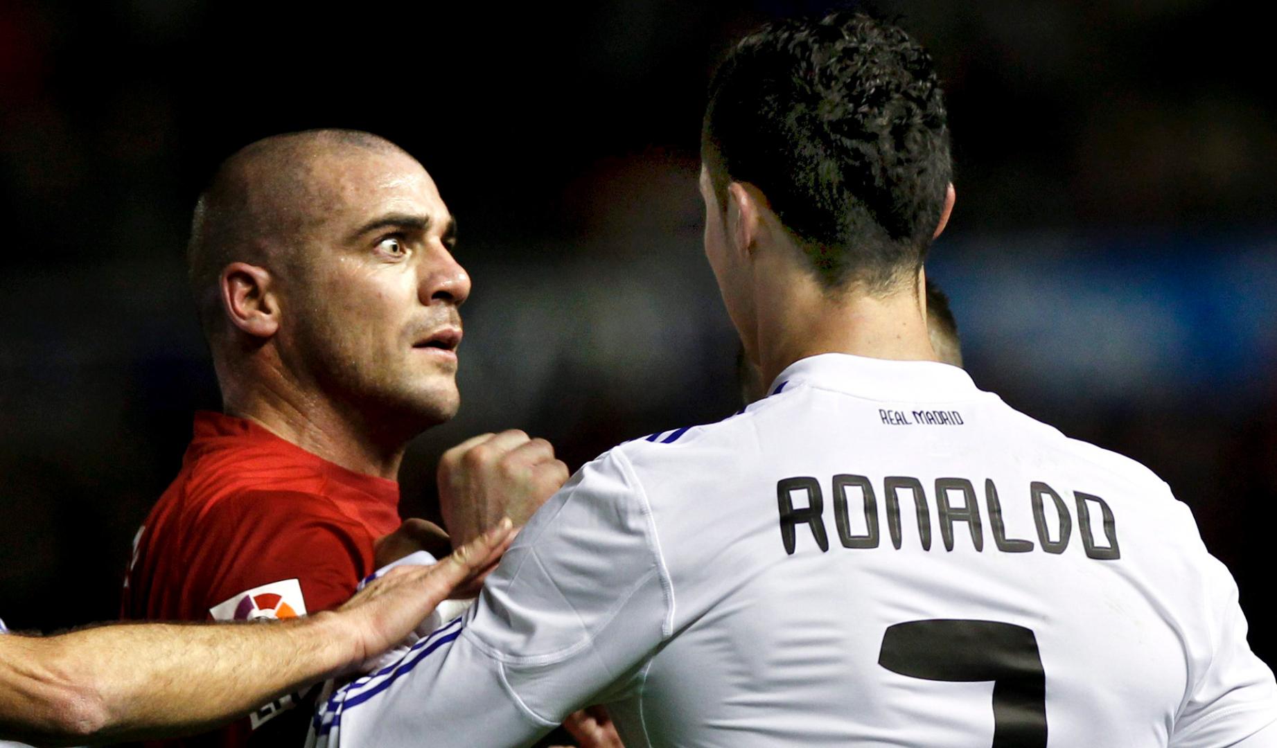Pandiani y Cristiano Ronaldo durante el duelo de 2011 en El Sadar